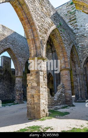 Abbazia di Saint-Mathieu de fine-Terre, in Bretagna, Francia. Gli interni in rovina gotica illuminati dal sole rivelano archi torreggianti e colonne in pietra intemprata. Foto Stock