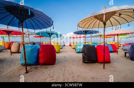 Ombrelloni e ombrelloni sulla spiaggia di Seminyak a Bali, Indonesia Foto Stock