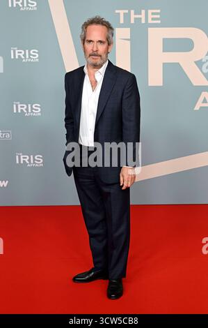 Tom Hollander bei der Premiere der Sky-serie The Iris Affair im Mathäser Filmpalast. München, 09.10.2025 *** Tom Hollander alla prima della serie Sky The Iris Affair a Mathäser Filmpalast Monaco di Baviera, 09 10 2025 foto:XR.xHeinex/xFuturexImagex iris 5042 Foto Stock