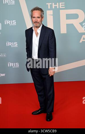Tom Hollander bei der Premiere der Sky-serie The Iris Affair im Mathäser Filmpalast. München, 09.10.2025 *** Tom Hollander alla prima della serie Sky The Iris Affair a Mathäser Filmpalast Monaco di Baviera, 09 10 2025 foto:XR.xHeinex/xFuturexImagex iris 5041 Foto Stock
