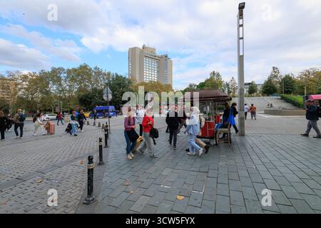Persone che camminano sulla piazza Taksim in una giornata nuvolosa a istanbul Foto Stock