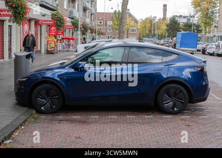 Blue Tesla Model Y ad Amsterdam Paesi Bassi 4-10-2025 Foto Stock