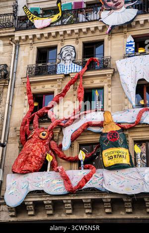 Facciata colorata del 59 Rivoli, un'iconica galleria d'arte contemporanea e residenza d'artista in Rue de Rivoli, conosciuta per le sue sculture giganti, Parigi Francia Foto Stock