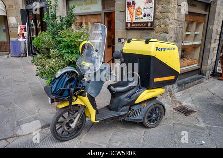 Cortona, Italia - 10 luglio 2025: Lo scooter utilizzato dal servizio postale italiano, Posteitaliane. Foto Stock
