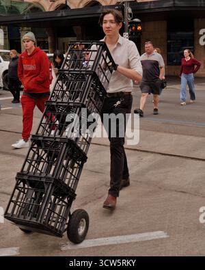 Street Delivery Logistics in Urban Center, con abbigliamento business-casual, un servizio professionale dedicato. Foto Stock