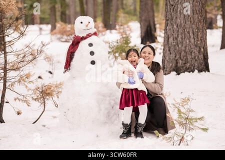 Mamma e figlia filippina condividono un gioioso momento invernale Foto Stock