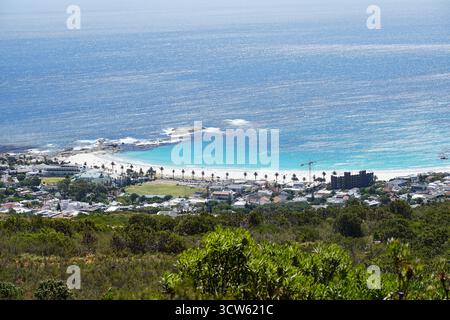Camp Bay Beach e costa dell'Oceano Atlantico a città del Capo Foto Stock