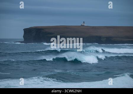 Tempesta invernale a Birsay Bay, Isole Orcadi, Scozia Foto Stock