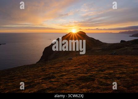 Sole invernale dal monte Ballstadheia, Isole Lofoten, Norvegia Foto Stock