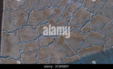 Vista aerea della terra incrinata come una tela impantanata, rivelando intricati motivi incisi dall'implacabile bacio del sole, Sunnyvale, California, Stati Uniti. Foto Stock