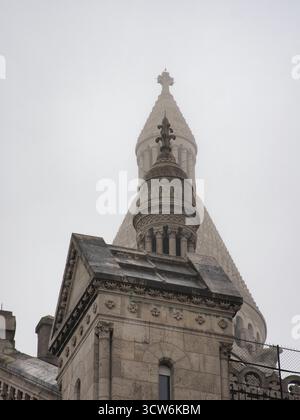 Basilica Sacré-Cœur nella nebbia parigina pesante - dettaglio architettonico ravvicinato di un edificio con la cupola principale e la croce della basilica del Sacro-Cœur disapp Foto Stock