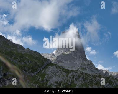 Primo piano sulla parete rocciosa di Naranjo de Bulnes - imponente foto dall'angolo basso dell'imponente parete rocciosa calcarea di Naranjo de Bulnes (Picu Urriellu), una famosa salita Foto Stock