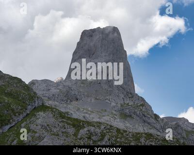 Primo piano sulla parete rocciosa di Naranjo de Bulnes - imponente foto dall'angolo basso dell'imponente parete rocciosa calcarea di Naranjo de Bulnes (Picu Urriellu), una famosa salita Foto Stock