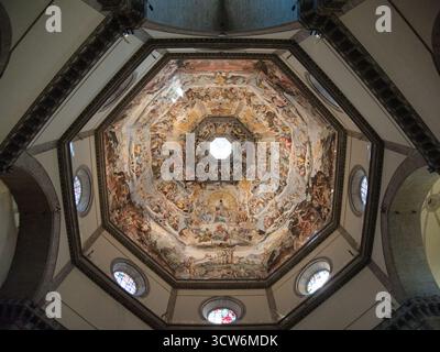 Soffitto a volta affresco della cupola del Brunelleschi interno - l'incredibile e massiccio affresco del giudizio universale di Vasari e Zuccari che copre l'octag Foto Stock