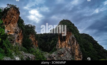 Splendida vista delle montagne calcaree a Tasik Cermin, Ipoh, Malesia Foto Stock