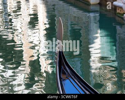 Gondola Ferri e riflessi d'acqua primo piano - dettagliato primo piano dei ferri metallici di una gondola** *e dei riflessi astratti e scintillanti di cana Foto Stock