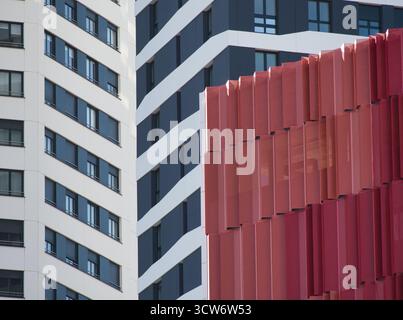 Facciate geometriche moderne Vista ravvicinata astratta - foto ravvicinata astratta di facciate di edifici moderni a contrasto: Una con audaci pinne verticali rosse e t Foto Stock