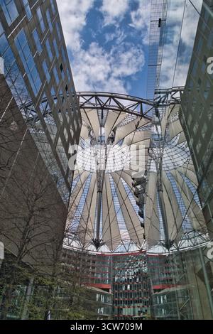 Tetto futuristico del Sony Center, Berlino - spettacolare vista dall'angolo basso dell'iconica struttura a vela del Sony Center a Potsdamer Platz, a m Foto Stock