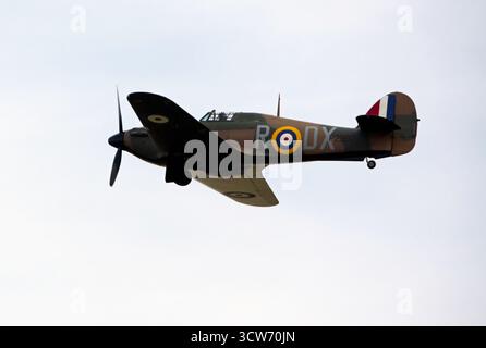 Hawker Hurricane MkI (P2902), decollo, prima di esibirsi nella formazione ad ala grande, al Battle of Britain Air Show, IWM Duxford 2025 Foto Stock
