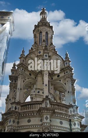 Dettagli della torre centrale delle Lanterne di Chambord - primo piano estremo dell'ornata torre delle lanterne rinascimentali, che mette in risalto i rilievi scultorei e l'intricata st Foto Stock