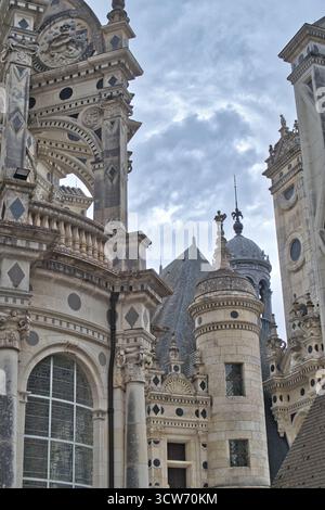 Motivi rinascimentali decorati a Chambord - primo piano estremo delle torri in pietra rinascimentali riccamente ornate e della linea del tetto di Château de Chambord, spettacoli Foto Stock