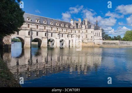 Castello di Chenonceau sul fiume Cher - l'iconico Château de Chenonceau che si estende lungo il fiume Cher nella Valle della Loira, in Francia, con ampi archi, un whi Foto Stock