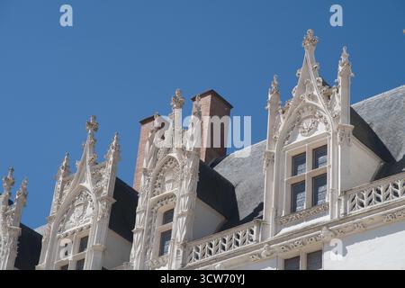 Castello Dormers rinascimentale decorato - primo piano di elaborate finestre rinascimentali francesi e gotiche dormitori, pinnacoli e incisioni su una storica Loira V. Foto Stock