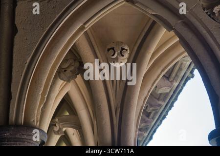 Cripta del chiostro gotico con Boss intagliato - dettaglio architettonico ravvicinato di un chiostro gotico medievale, che si concentra sulla volta in pietra a coste e su un int Foto Stock