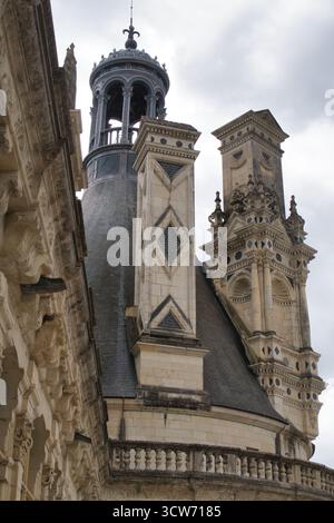 Dettagli del tetto rinascimentale decorati da Chambord - intenso primo piano della torretta rinascimentale altamente ornata, camino con motivi diamantati e facciata in pietra scolpita Foto Stock