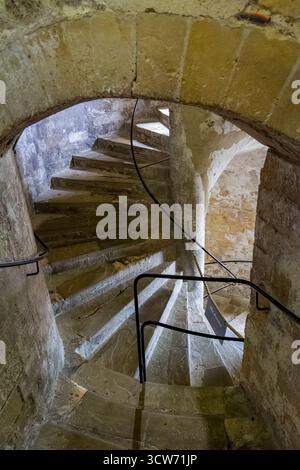 Tortuosa scala a chiocciola in pietra all'interno di una torre medievale al Castello di dover, Inghilterra Foto Stock