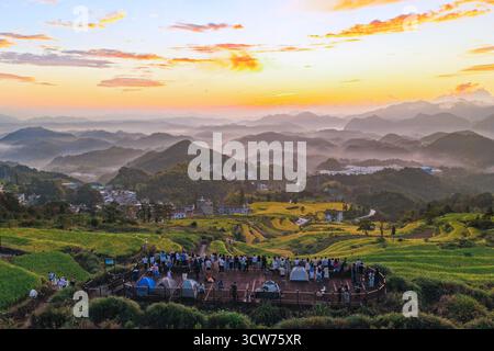 Pechino, Cina. 4 ottobre 2025. Una foto aerea scattata il 4 ottobre 2025 mostra i turisti che si godono il panorama dell'alba su una piattaforma panoramica nella contea di Tiantai della città di Taizhou, nella provincia dello Zhejiang della Cina orientale. Crediti: LIN Lijun/Xinhua/Alamy Live News Foto Stock