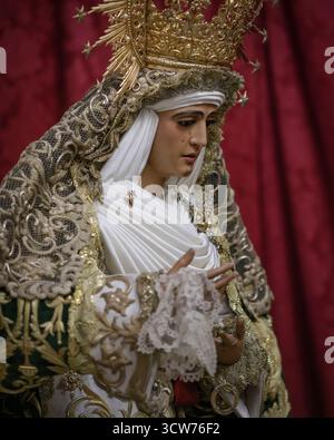 Siviglia, 10/02/2025. L'Esperanza de Triana, sul suo galleggiante per la missione. Foto: Manuel Gómez. SEGN. ARCHSEV. Crediti: Album / Archivo ABC / Manuel Gómez Foto Stock