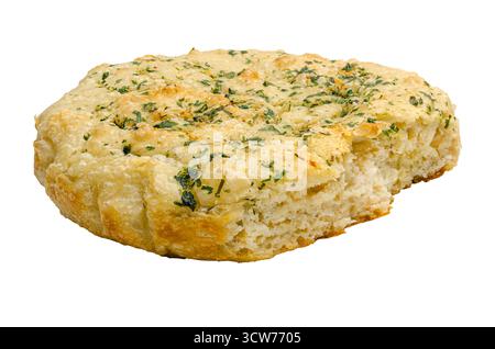 Primo piano di una focaccia spessa appena sfornata (alla focaccia) condita con erbe e olio essiccati, con un pezzo strappato per mostrare gli interi morbidi e leggeri Foto Stock