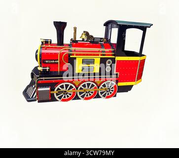Modellino di locomotiva giocattolo a vapore dai colori vivaci isolato su sfondo bianco Foto Stock