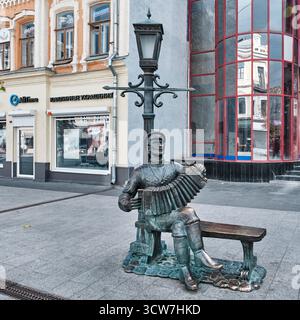 Saratov, Russia - 29 settembre 2025: Monumento alla fisarmonica di Saratov. La figura in bronzo raffigura il musicista in tradizionale abbigliamento russo seduto sulla panchina in stre Foto Stock
