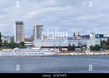 Saratov, Russia - 29 settembre 2025: Vista del porto fluviale di Saratov sul fiume Volga con nave da crociera ancorata all'argine. Edifici moderni Foto Stock
