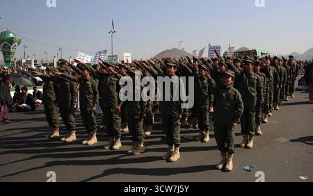 YEMEN HOUTHI CONFLITTO ISRAELIANO - i sostenitori degli Houthi partecipano a una protesta contro Israele a sana a, Yemen, 10 ottobre 2025. IMAGO/ Sanaa Yemen Copyright: XHamzaxAlix Foto Stock