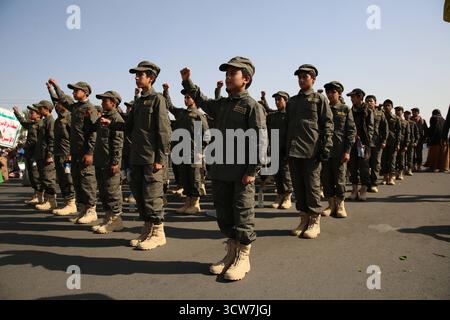 YEMEN HOUTHI CONFLITTO ISRAELIANO - i sostenitori degli Houthi partecipano a una protesta contro Israele a sana a, Yemen, 10 ottobre 2025. IMAGO/ Sanaa Yemen Copyright: XHamzaxAlix Foto Stock