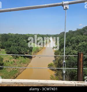 Vista del fiume Colorado dal ponte sospeso a Regency, Texas Foto Stock