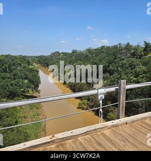 Vista del fiume Colorado dal ponte sospeso a Regency, Texas Foto Stock