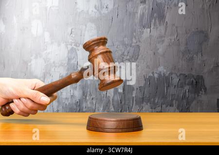 Someones mano azienda diritto in legno martello Foto Stock