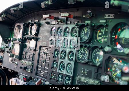 La cabina di pilotaggio di un elicottero è piena di indicatori e comandi. Il pilota ha il controllo dell'aeromobile e deve essere attento ai vari strumenti Foto Stock