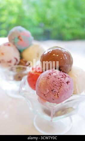 Cialde di delizioso gelato accumulate in un recipiente di vetro Foto Stock
