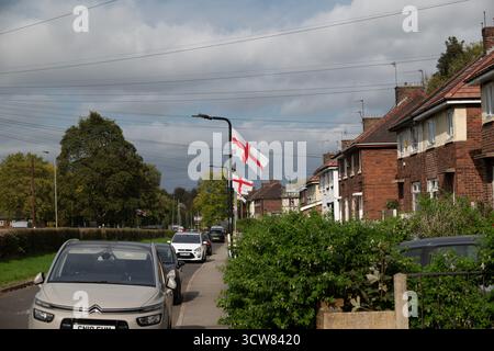 Bandiere della Croce di San Giorgio esposte sui lampioni durante l’operazione “Raise the Colours” a Rotherham, South Yorkshire, Inghilterra Foto Stock