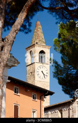 Chiesa di Sant'Andrea Torre dell'orologio Toscolano Italia Foto Stock