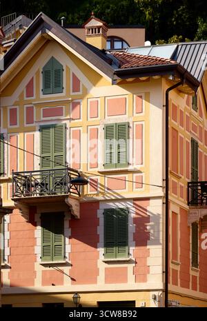 Splendidi edifici classici di Toscolano Foto Stock