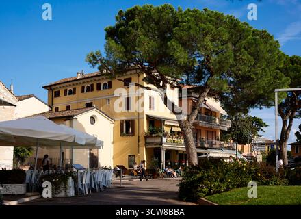 Splendidi edifici classici di Toscolano Foto Stock