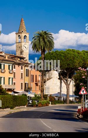 Scena di strada di Toscolano in Italia Foto Stock