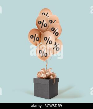 Palloncini con cartelli percentuali e confezione regalo su sfondo azzurro. Offerta scontata Foto Stock