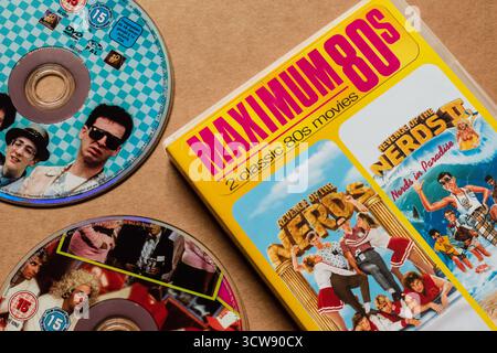 Dischi DVD «Maximum 80s - Revenge of the Nerds» e «Revenge of the Nerds II - Nerds in Paradise» con cofanetto isolato su sfondo bianco chiaro Foto Stock